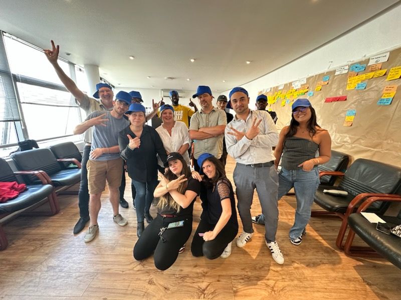 Une partie des équipes de voestalpine prend la pose dans un esprit rap. Tous portent des casquettes bleu. 