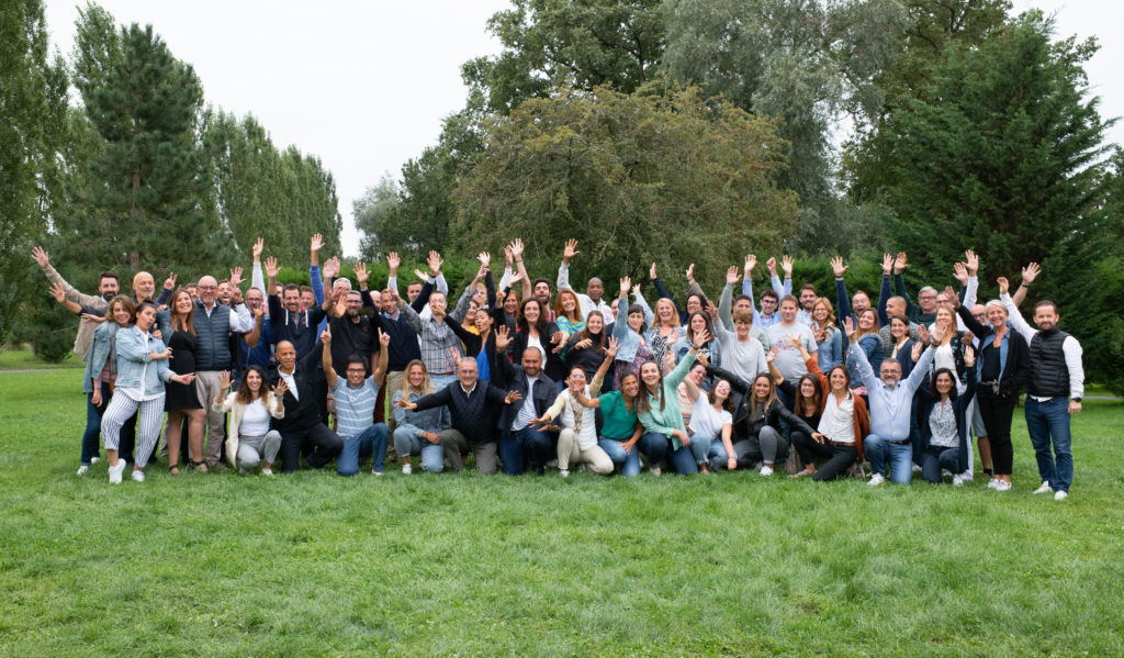 Photo de tous les collaborateurs de Quaternaire prise lors du séminaire de rentrée 2023.