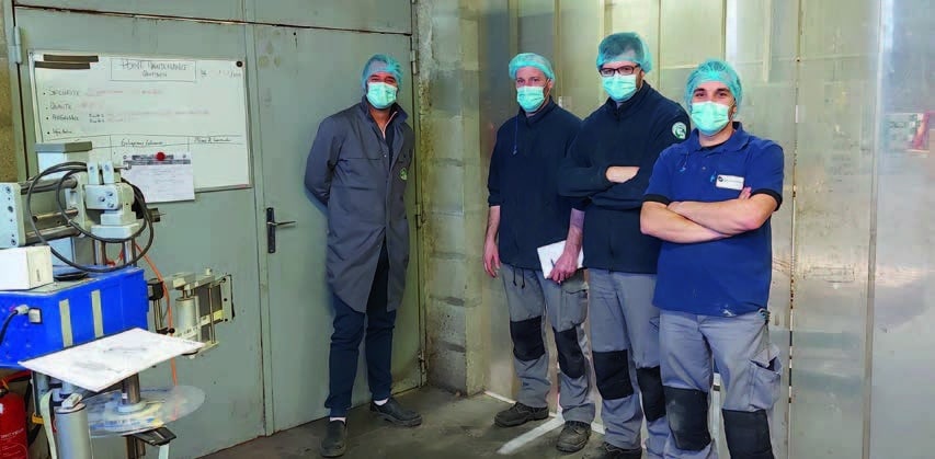 4 hommes appartenant aux équipes d'Alpha Nutrition, prennent la pose au sein de l'usine de la Séauve-surSemène
