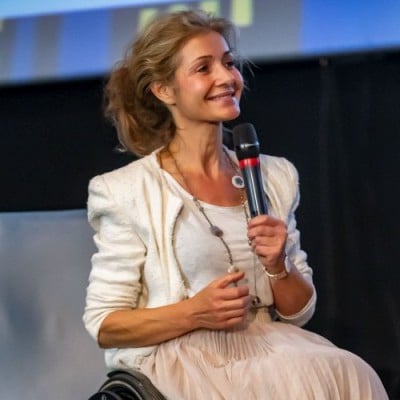 Dorine Bourneton, Aviatrice, écrivaine et conférencière