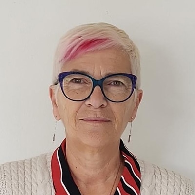 Sylvie Palhec, opératrice au sein de l'atelier conditionnement et confection du site Innothera de Saint-Étienne