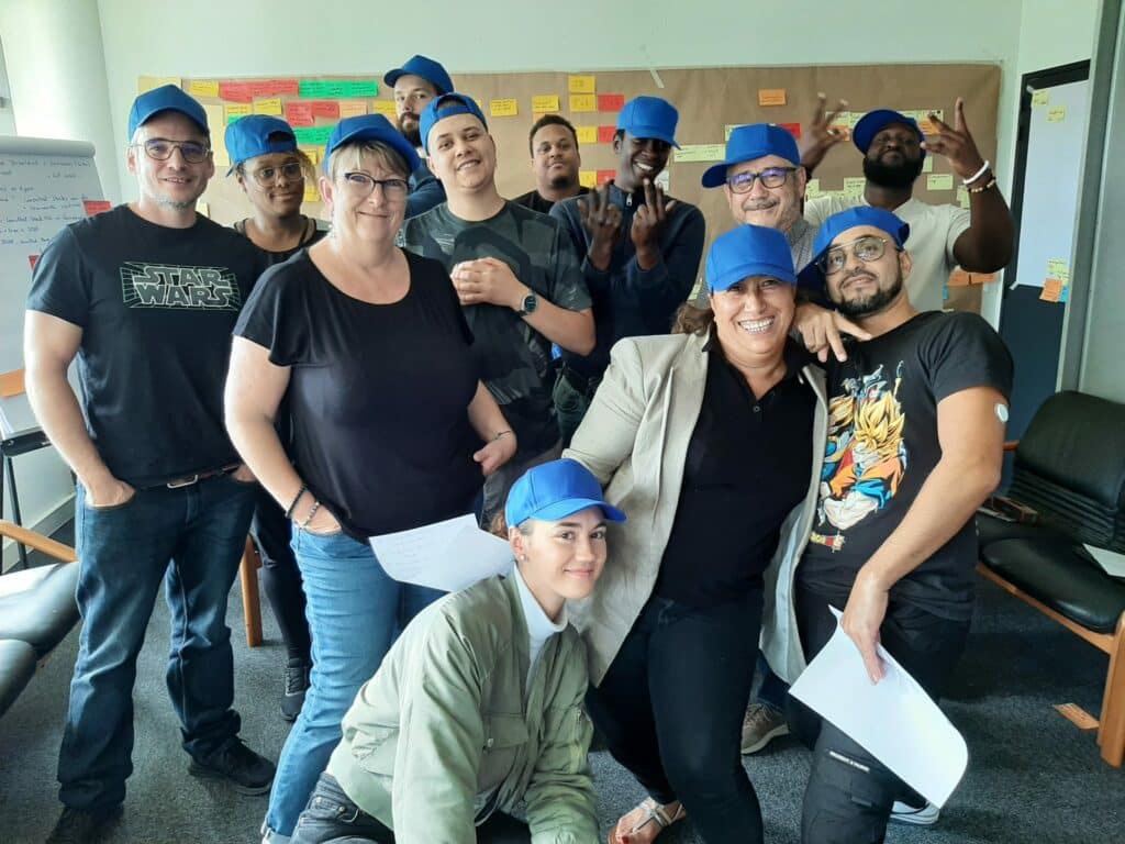 Une partie des équipes de voestalpine prend la pose, tous portent une casquette bleu.