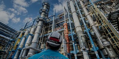 Site industriel Adisseo avec tuyauteries, vu depuis un opérateur de terrain.