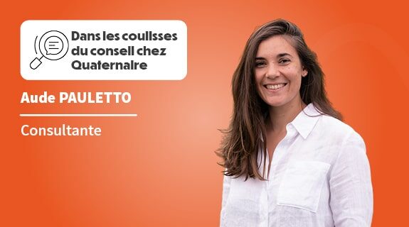 Portrait sur fond orange d’une collaboratrice en haut blanc, avec le texte : « Dans les coulisses du conseil chez Quaternaire », « Aude Pauletto », « Consultante ».