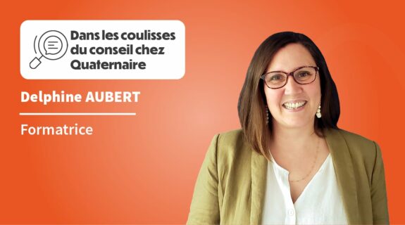 Visuel avec portrait sur fond orange et texte « Dans les coulisses du conseil chez Quaternaire », « Delphine AUBERT » et « Formatrice ».